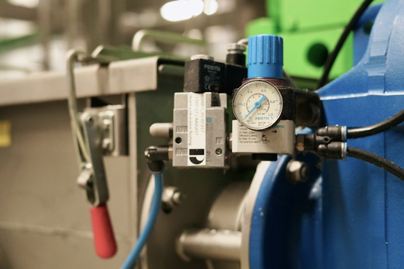 Industrial pneumatic air preparation unit with pressure gauge and valve